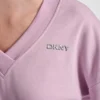 Sweter z dekoltem w serek i metalicznym logo