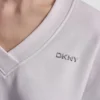 Sweter z dekoltem w serek i metalicznym logo