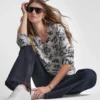 Sweter z dekoltem w serek i nadrukiem logo