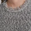 Swetr z frędzlami z tweedu z zawieszką z logo