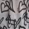 Swetry z graffiti w kształcie serca