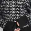 Swetry z nadrukiem logo na całej powierzchni