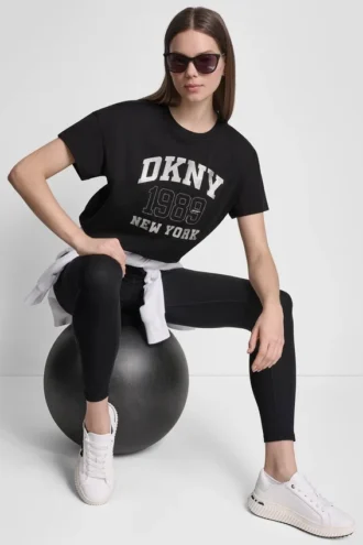 T-shirt z logo DKNY 1989 i ćwiekami