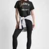 T-shirt z logo DKNY 1989 i ćwiekami